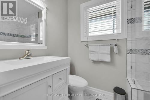 407 Riverview Drive, Strathroy-Caradoc (Ne), ON - Indoor Photo Showing Bathroom