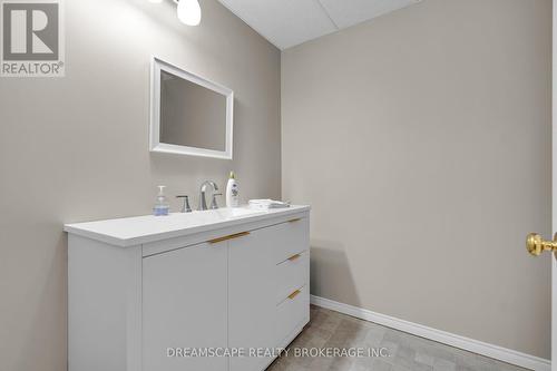 407 Riverview Drive, Strathroy-Caradoc (Ne), ON - Indoor Photo Showing Bathroom