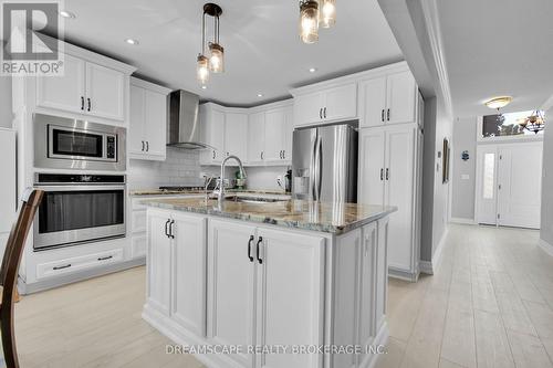 407 Riverview Drive, Strathroy-Caradoc (Ne), ON - Indoor Photo Showing Kitchen With Upgraded Kitchen