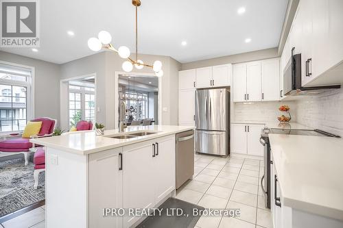 120 Beckett Avenue, East Gwillimbury, ON - Indoor Photo Showing Kitchen With Stainless Steel Kitchen With Double Sink With Upgraded Kitchen