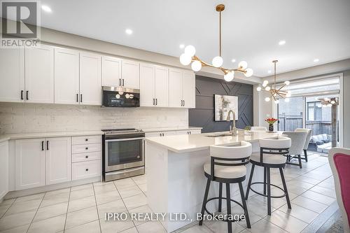 120 Beckett Avenue, East Gwillimbury, ON - Indoor Photo Showing Kitchen With Upgraded Kitchen