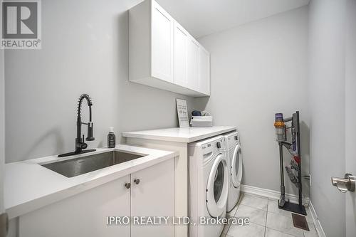 120 Beckett Avenue, East Gwillimbury, ON - Indoor Photo Showing Laundry Room