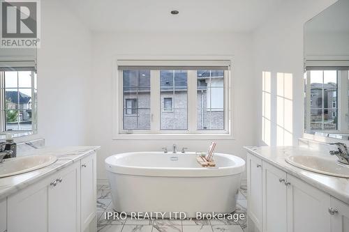 120 Beckett Avenue, East Gwillimbury, ON - Indoor Photo Showing Bathroom