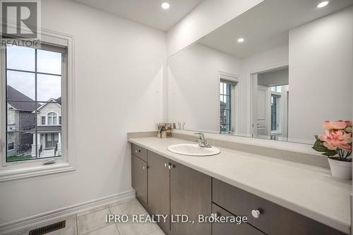 120 Beckett Avenue, East Gwillimbury, ON - Indoor Photo Showing Bathroom