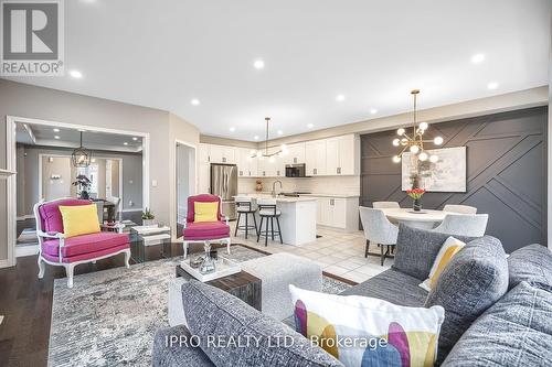 120 Beckett Avenue, East Gwillimbury, ON - Indoor Photo Showing Living Room