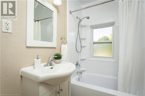 209 Weir Street N, Hamilton, ON - Indoor Photo Showing Bathroom