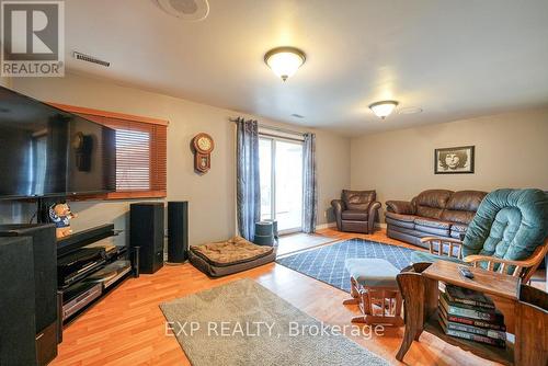 41 Queen Street, Strathroy-Caradoc (Caradoc), ON - Indoor Photo Showing Living Room