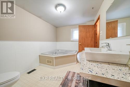 41 Queen Street, Strathroy-Caradoc (Caradoc), ON - Indoor Photo Showing Bathroom