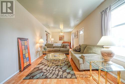 41 Queen Street, Strathroy-Caradoc (Caradoc), ON - Indoor Photo Showing Living Room