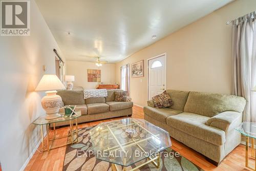 41 Queen Street, Strathroy-Caradoc (Caradoc), ON - Indoor Photo Showing Living Room