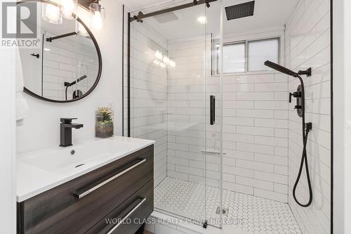 9 Thirty Second Street, Toronto, ON - Indoor Photo Showing Bathroom