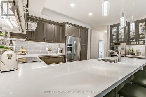 Gr17 - 1575 Lakeshore Road W, Mississauga, ON - Indoor Photo Showing Kitchen With Double Sink With Upgraded Kitchen