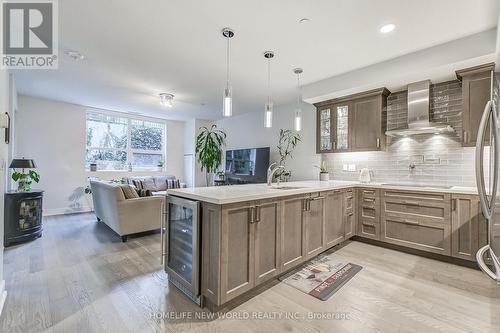 Gr17 - 1575 Lakeshore Road W, Mississauga (Clarkson), ON - Indoor Photo Showing Kitchen With Upgraded Kitchen