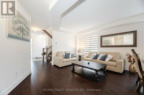 36 Lowell Crescent, Brampton, ON - Indoor Photo Showing Living Room