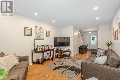 16 Montrose Place, Brampton, ON - Indoor Photo Showing Living Room