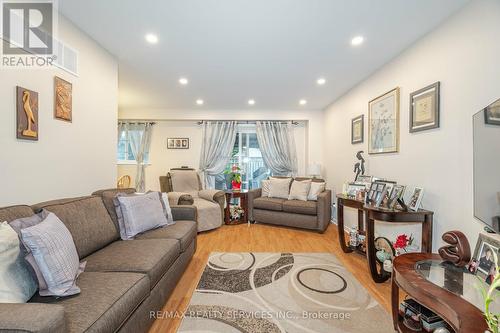 16 Montrose Place, Brampton, ON - Indoor Photo Showing Living Room