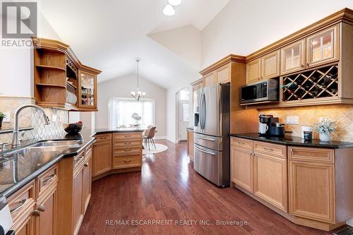 3 Derek Drive, Hamilton, ON - Indoor Photo Showing Kitchen With Double Sink With Upgraded Kitchen