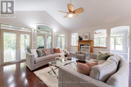 3 Derek Drive, Hamilton, ON - Indoor Photo Showing Living Room