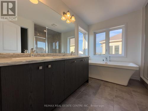 60 Moss Drive, Cambridge, ON - Indoor Photo Showing Bathroom