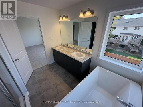 60 Moss Drive, Cambridge, ON - Indoor Photo Showing Bathroom