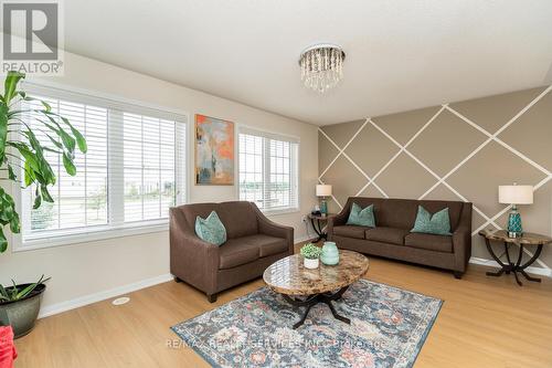 39 Vanhorne Close, Brampton, ON - Indoor Photo Showing Living Room