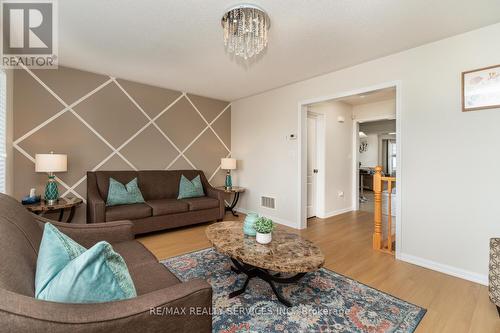 39 Vanhorne Close, Brampton, ON - Indoor Photo Showing Living Room