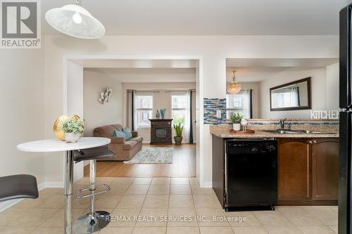 39 Vanhorne Close, Brampton, ON - Indoor Photo Showing Kitchen