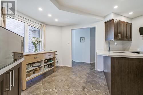 2785 Lindholm Crescent, Mississauga, ON - Indoor Photo Showing Kitchen