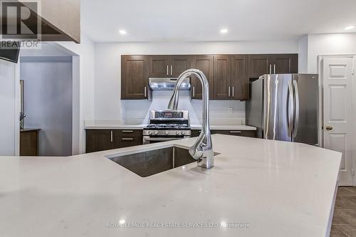 2785 Lindholm Crescent, Mississauga, ON - Indoor Photo Showing Kitchen With Double Sink With Upgraded Kitchen