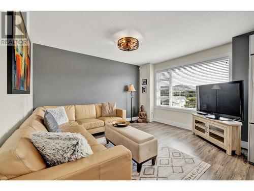 1195 Koby Court, Kelowna, BC - Indoor Photo Showing Living Room