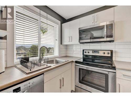 1195 Koby Court, Kelowna, BC - Indoor Photo Showing Kitchen