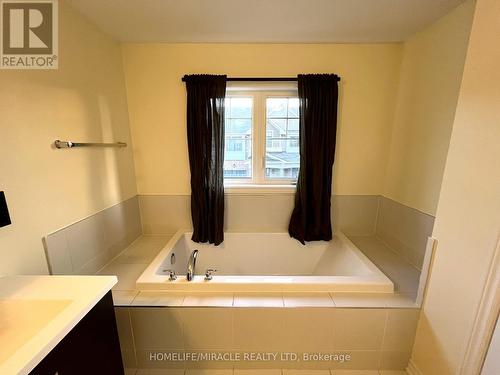 166 - 1890 Rymal Road E, Hamilton, ON - Indoor Photo Showing Bathroom