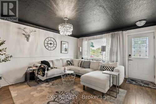 21 Logan Street, St. Catharines, ON - Indoor Photo Showing Living Room