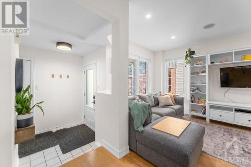 74 Trump Avenue, Ottawa, ON - Indoor Photo Showing Living Room