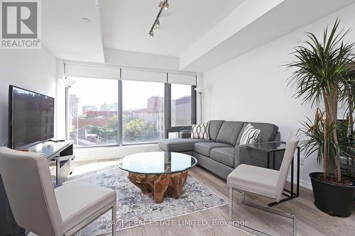 605 - 60 Colborne Street, Toronto, ON - Indoor Photo Showing Living Room