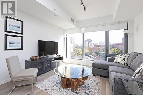 605 - 60 Colborne Street, Toronto, ON - Indoor Photo Showing Living Room