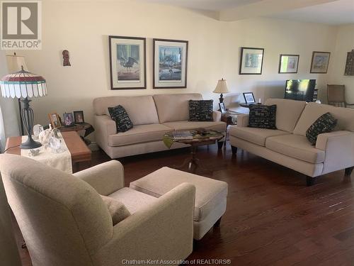 31 Monarch Drive, Chatham, ON - Indoor Photo Showing Living Room