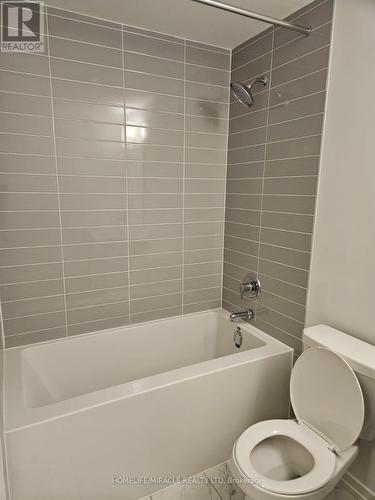 24 - 26 Lytham Green Circle, Newmarket, ON - Indoor Photo Showing Bathroom