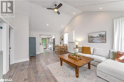 768 10Th Line, Innisfil, ON - Indoor Photo Showing Living Room