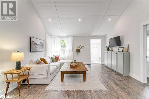 768 10Th Line, Innisfil, ON - Indoor Photo Showing Living Room