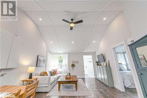 768 10Th Line, Innisfil, ON - Indoor Photo Showing Living Room