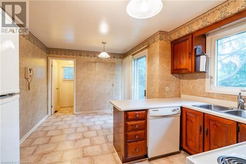 555 Letitia Court, Burlington, ON - Indoor Photo Showing Kitchen With Double Sink