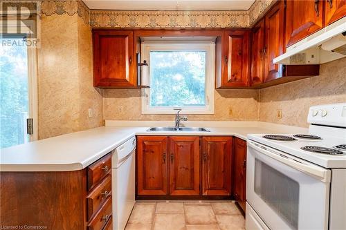 555 Letitia Court, Burlington, ON - Indoor Photo Showing Kitchen With Double Sink