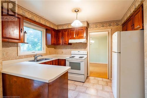 555 Letitia Court, Burlington, ON - Indoor Photo Showing Kitchen With Double Sink