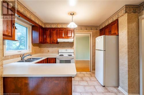 555 Letitia Court, Burlington, ON - Indoor Photo Showing Kitchen With Double Sink