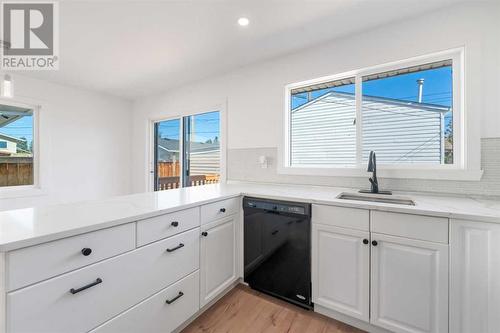 224 Penswood Way Se, Calgary, AB - Indoor Photo Showing Kitchen