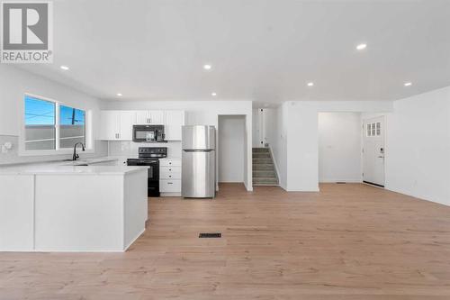 224 Penswood Way Se, Calgary, AB - Indoor Photo Showing Kitchen