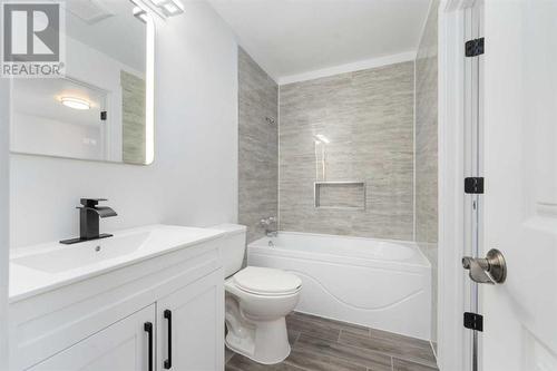 224 Penswood Way Se, Calgary, AB - Indoor Photo Showing Bathroom