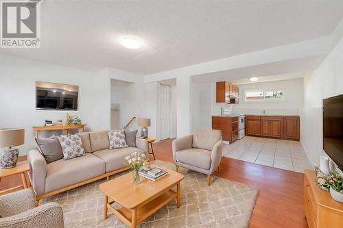 224 Penswood Way Se, Calgary, AB - Indoor Photo Showing Living Room