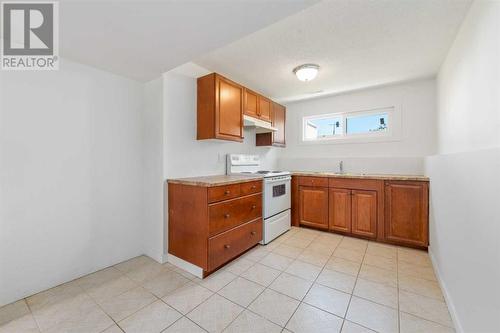 224 Penswood Way Se, Calgary, AB - Indoor Photo Showing Kitchen